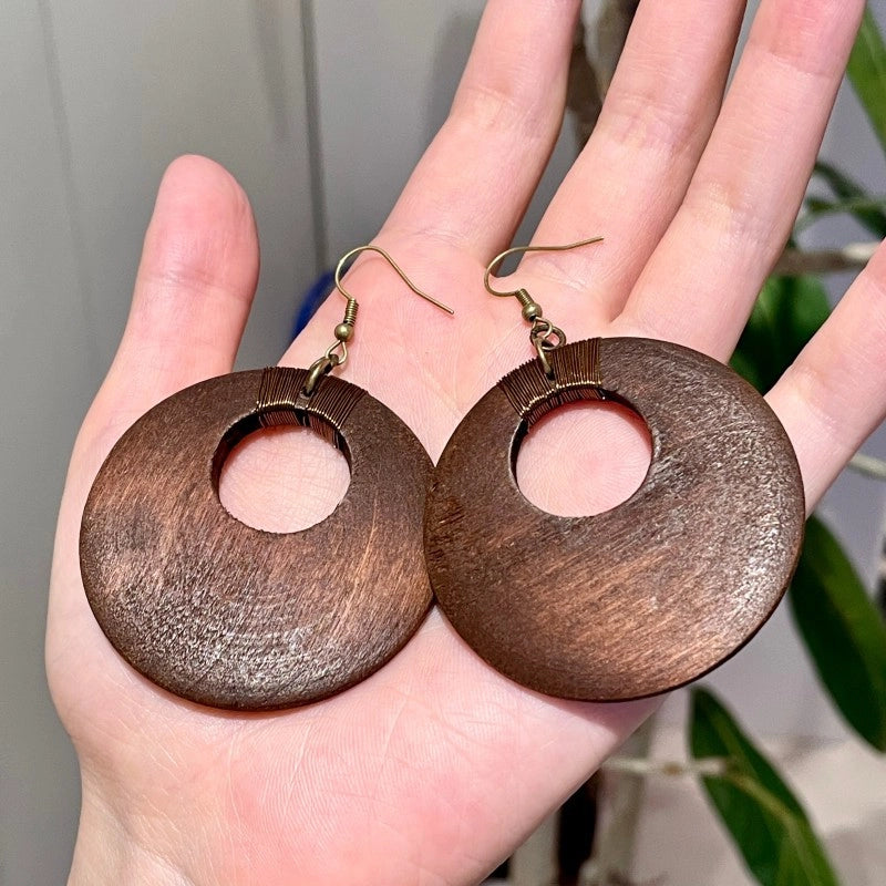 Orecchini rotondi vintage in legno traforato