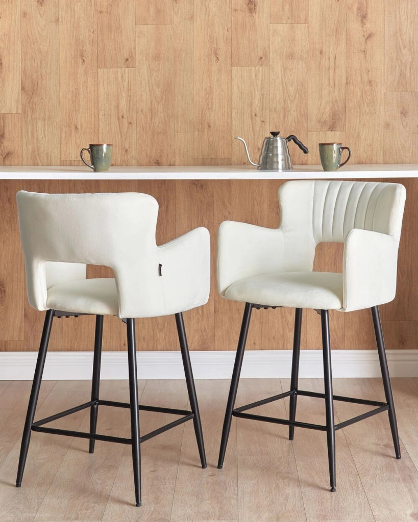 Set di 2 sgabelli da bar velluto bianco braccioli schienale intagliato gambe in metallo moderna industriale