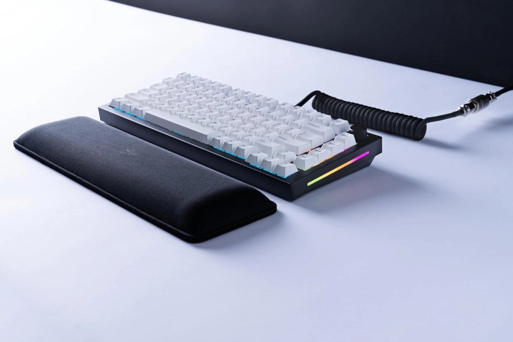 Gaming GMMK PRO 75% - Tastiera da gaming mecc.a modulare, TKL, struttura da 1,5 kg, personalizzabile, cavo a spirale, poggiapolsi, tasti in PBT bianchi, RGB - Layout QWERTZ tedesco - Nero