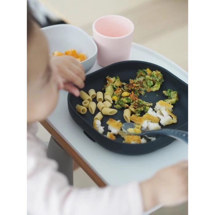 BEABA, Portapasto in Silicone per Bambini, Con Ventosa, Antiscivolo, 4 Pezzi, Piatto + Ciotola + Bicchiere + Cucchiaio, Blu Notte