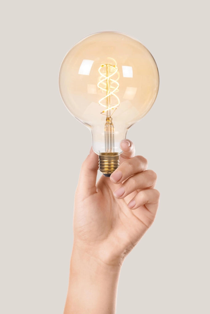 Lampadina LED filament E27 4,9W ambra sfera Lucide
