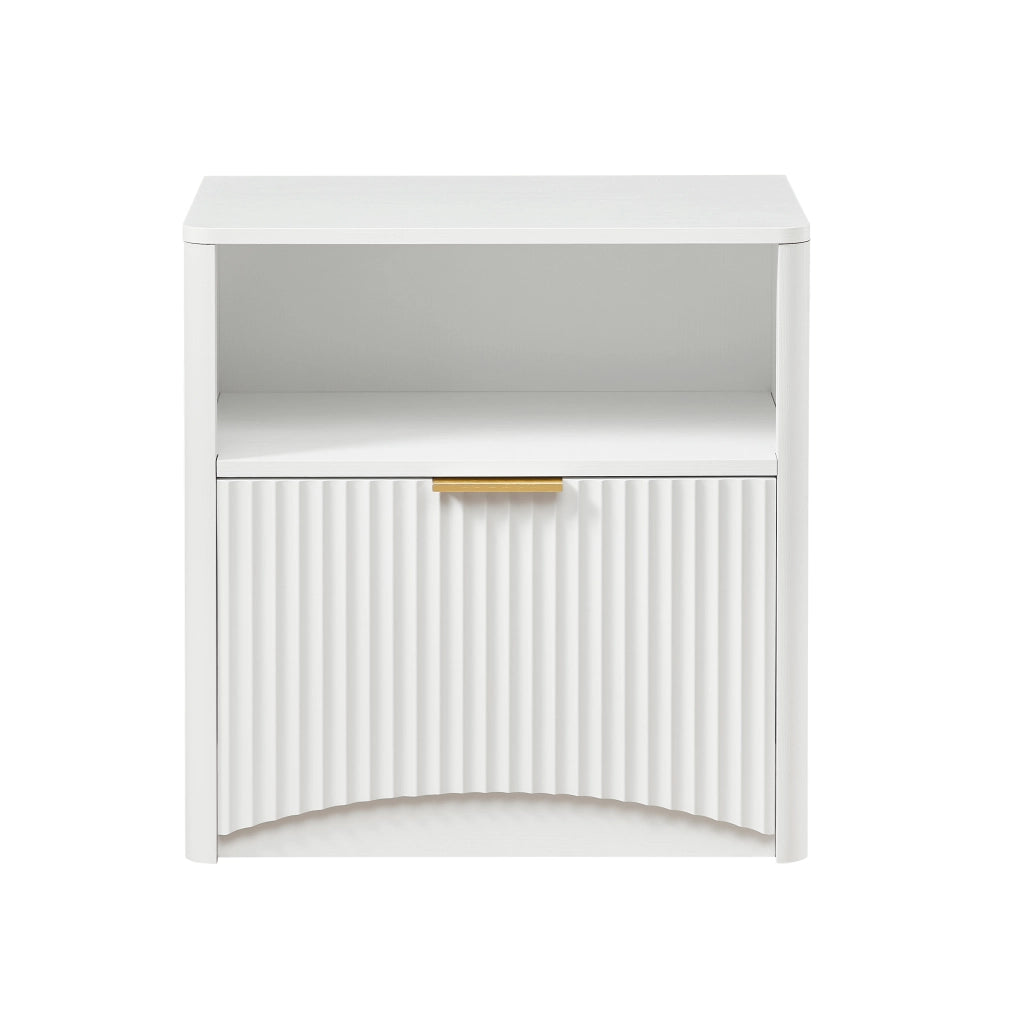 Comodino con design a scanalature, cassetto aperto e maniglia in metallo dorato, bianco