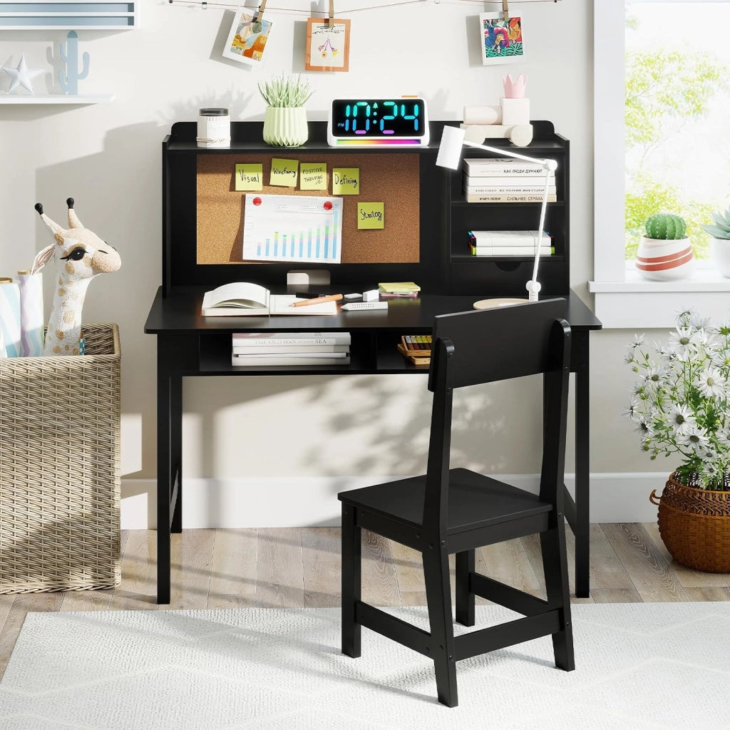 Set Scrivania e Sedia per Bambini, Tavolo per Studenti in Legno con Bacheca in Sughero, Cassetto, Pensile con Ripiani Aperti, Postazione Computer per Bambini per Studio e Lettura (Nero)