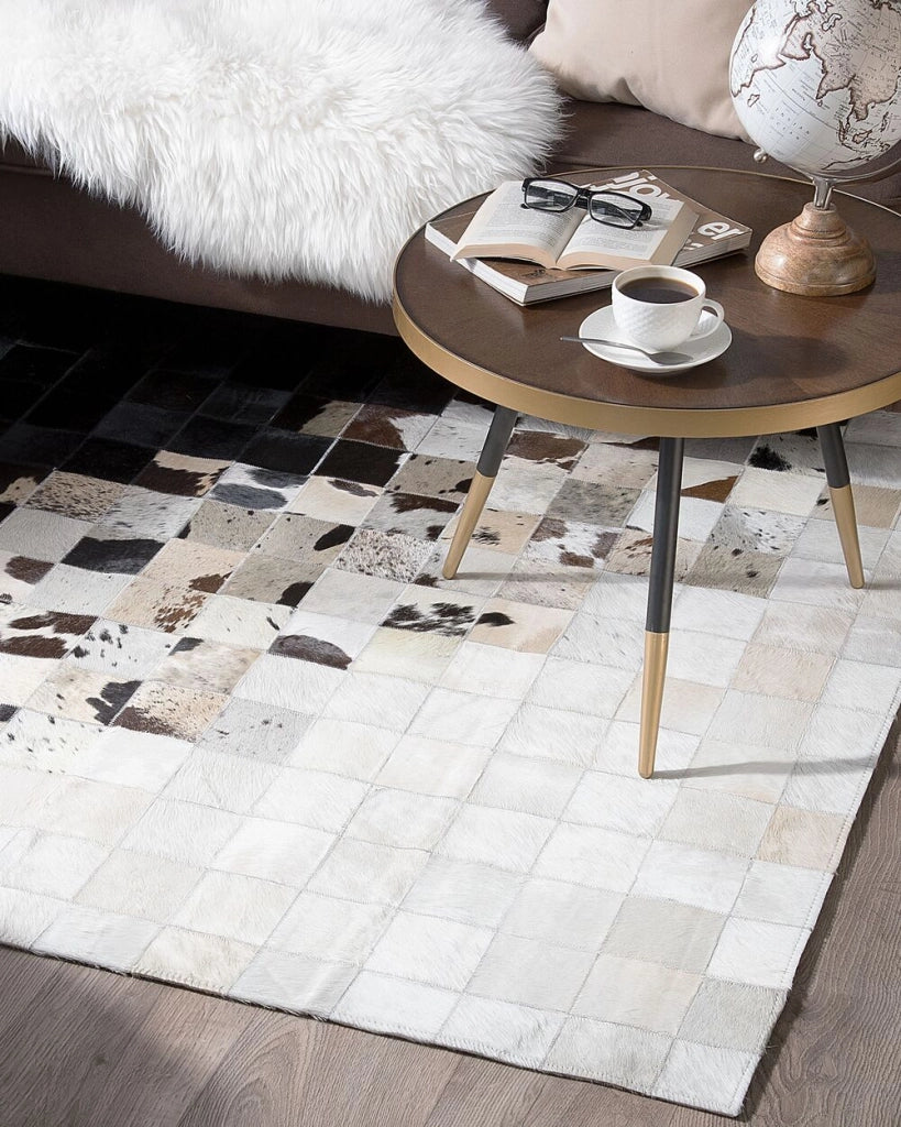 Tappeto Pelle Bianca e Nera 140 x 200 cm Tappeto Rettangolare Moderno Patchwork Fatto a Mano
