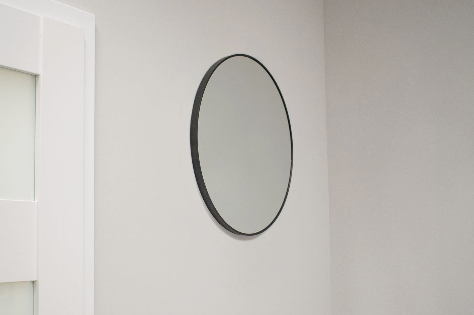 SPECCHIO Valora 50CM con cornice in metallo nero per soggiorno in stile moderno