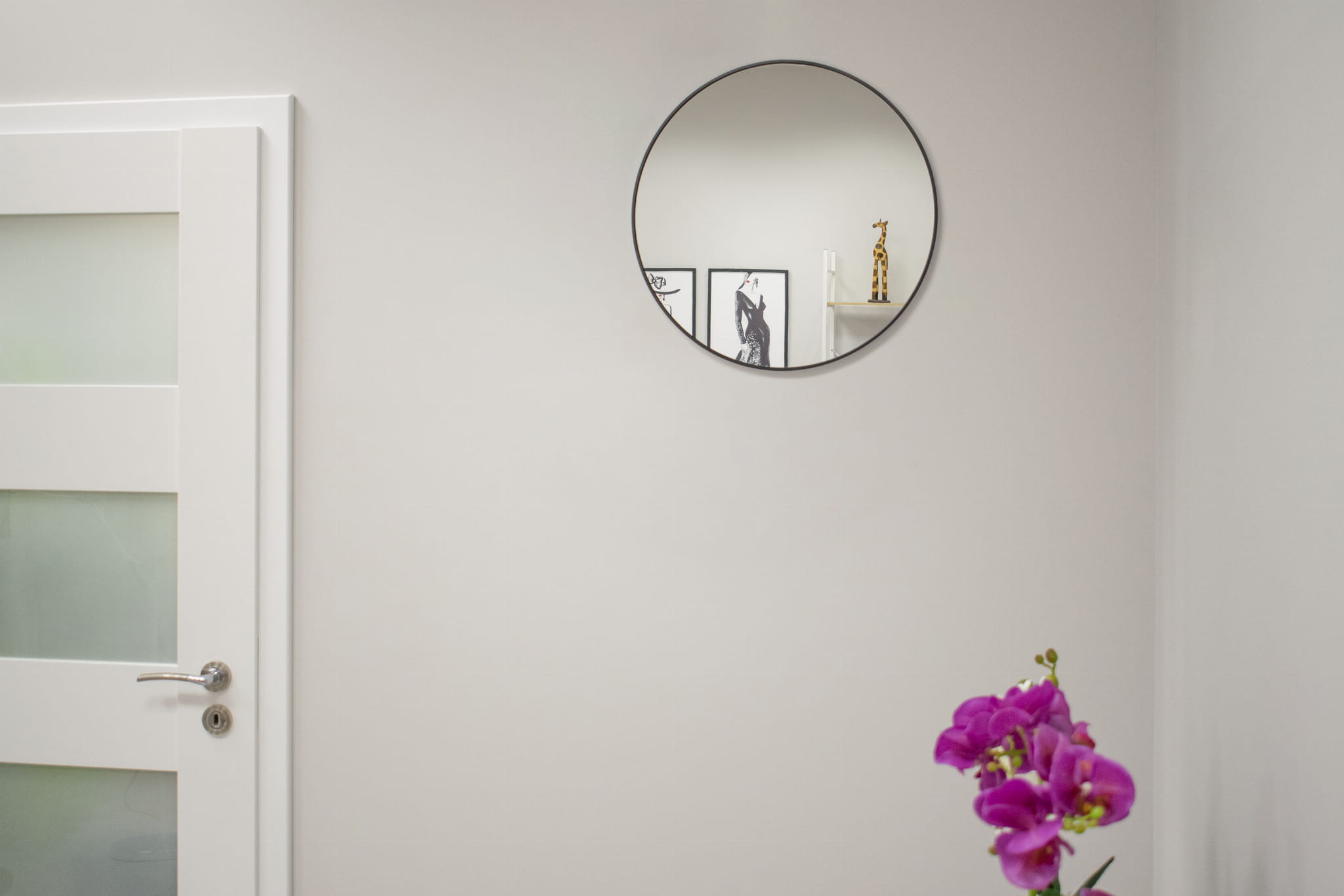 SPECCHIO Valora 50CM con cornice in metallo nero per soggiorno in stile moderno