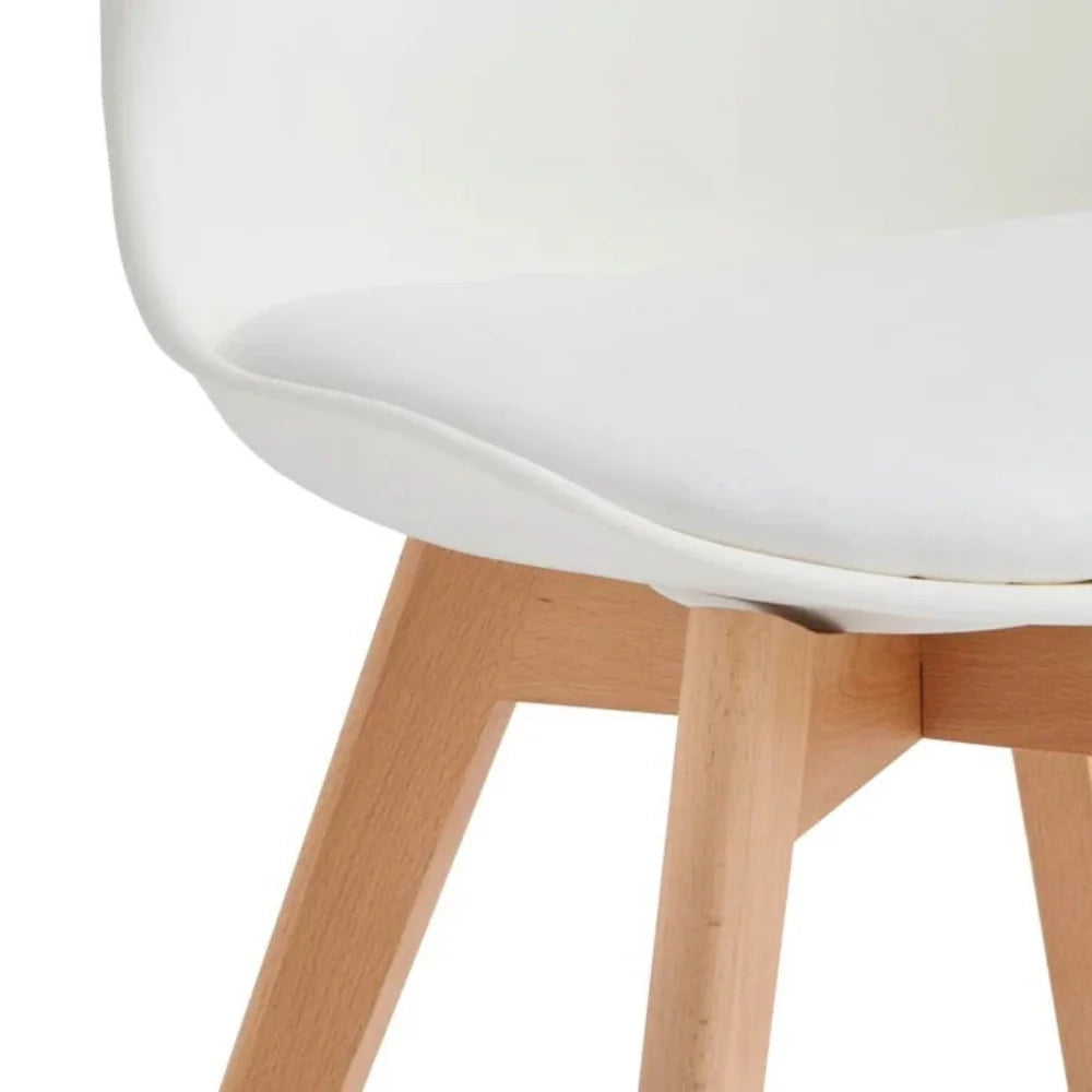 Set di 4 sedie da pranzo imbottite in polipropilene bianco Lola con struttura in legno facili da pulire | Duzzle