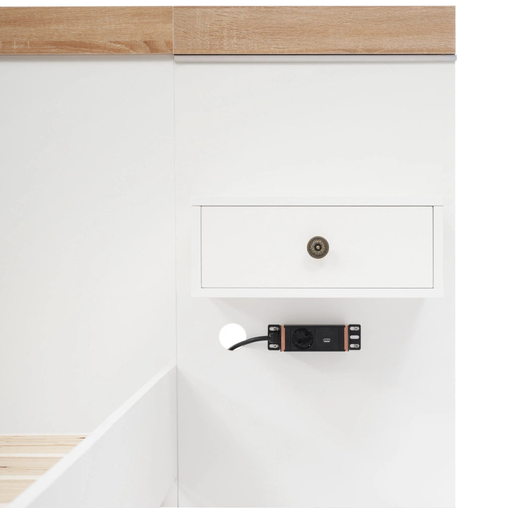 Letto matrimoniale moderno con comodini LED e prese USB