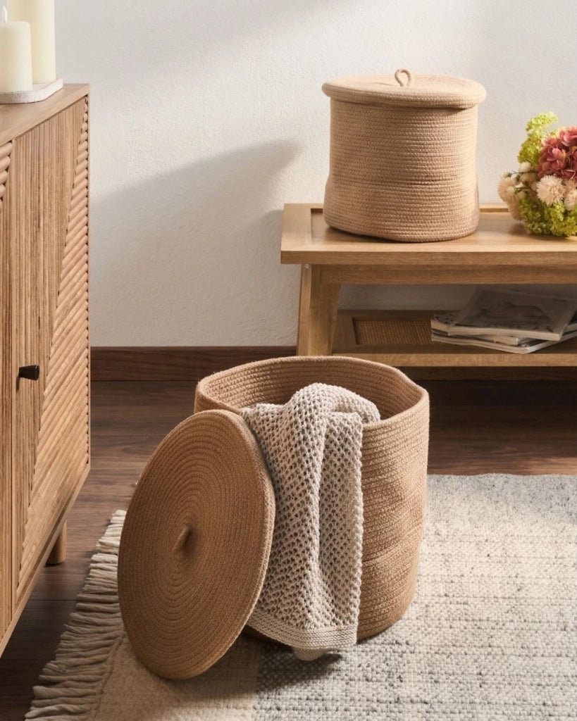 Cestino in tessuto di cotone bianco sporco con accessori per la conservazione del coperchio boho