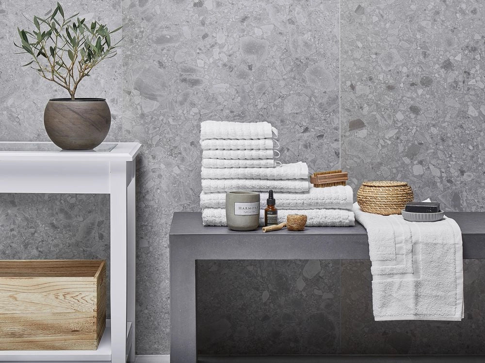 Set di 9 asciugamani da bagno per gli ospiti in cotone bianco a bassa torsione e tappetino da bagno