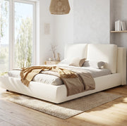 Letto matrimoniale imbottito con testiera ergonomica in bouclé beige e rete a doghe