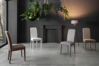 E-STYLO Sedia in similpelle beige con bordino marrone e gambe in legno di faggio laccato, imbottita, 59cm X 46cm H. 99cm.