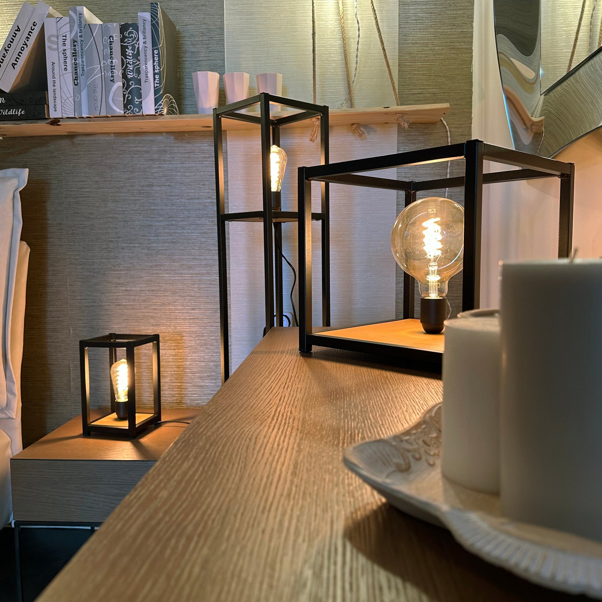 Huri - Lampada da tavolo comodino in metallo e legno, nera, cm15x15x25 per ufficio, salotto, camera da letto, negozio