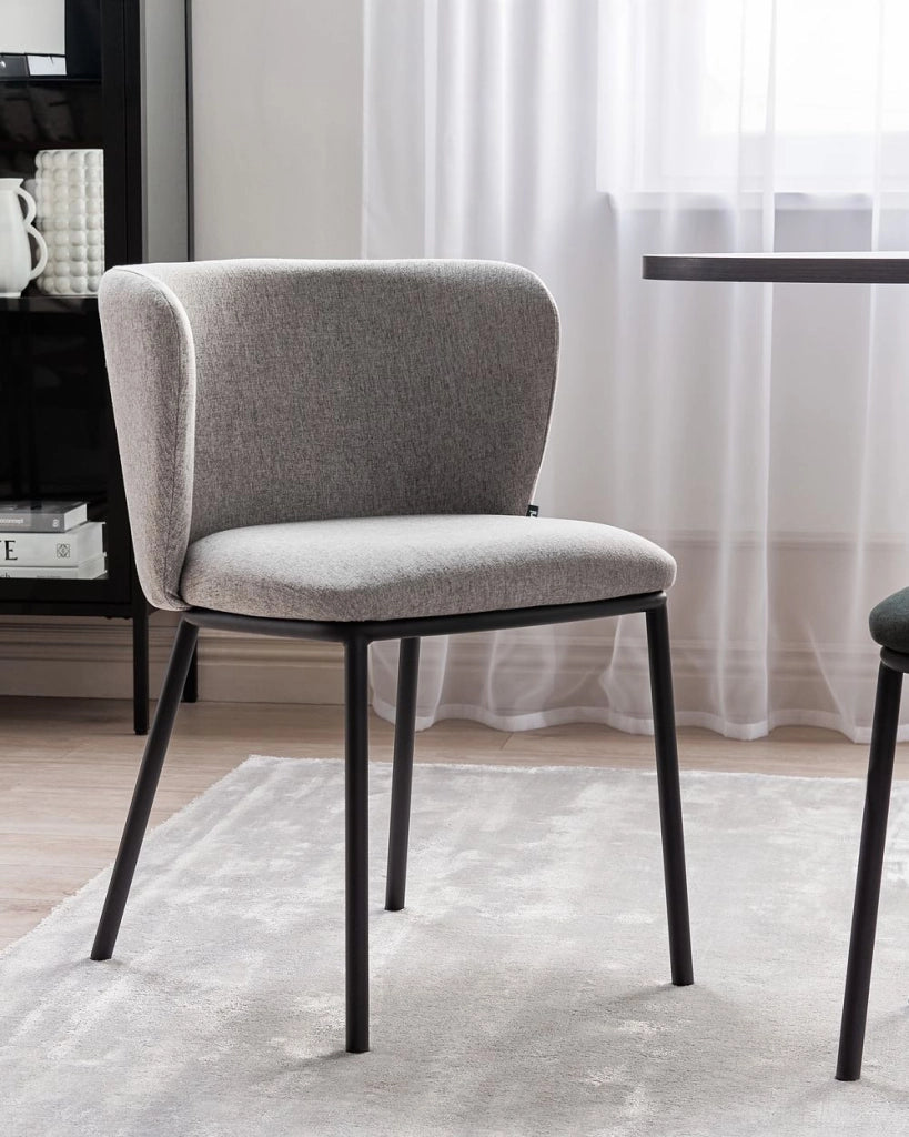 Set di 2 sedie da pranzo in poliestere grigio Rivestimenti in metallo nero Gambe senza braccioli Schienale curvo Design moderno e contemporaneo