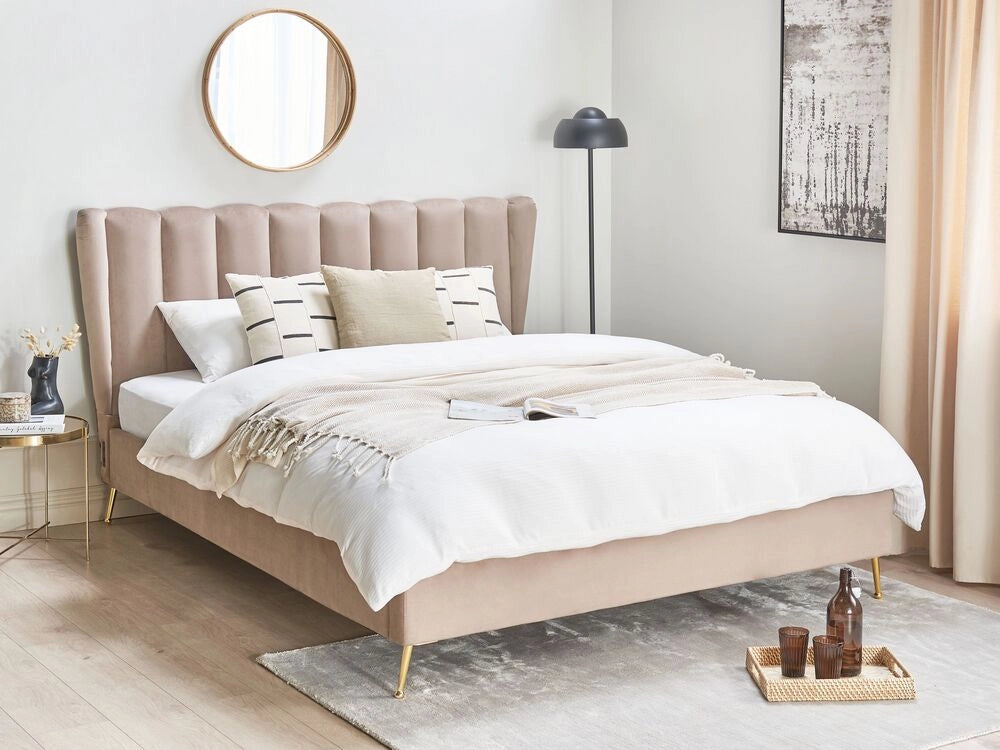 Letto in velluto beige tortora rivestito con gambe in metallo dorato UE Dimensioni doppie 160 x 200 cm con testata con porta USB Camera da letto moderna e glam.