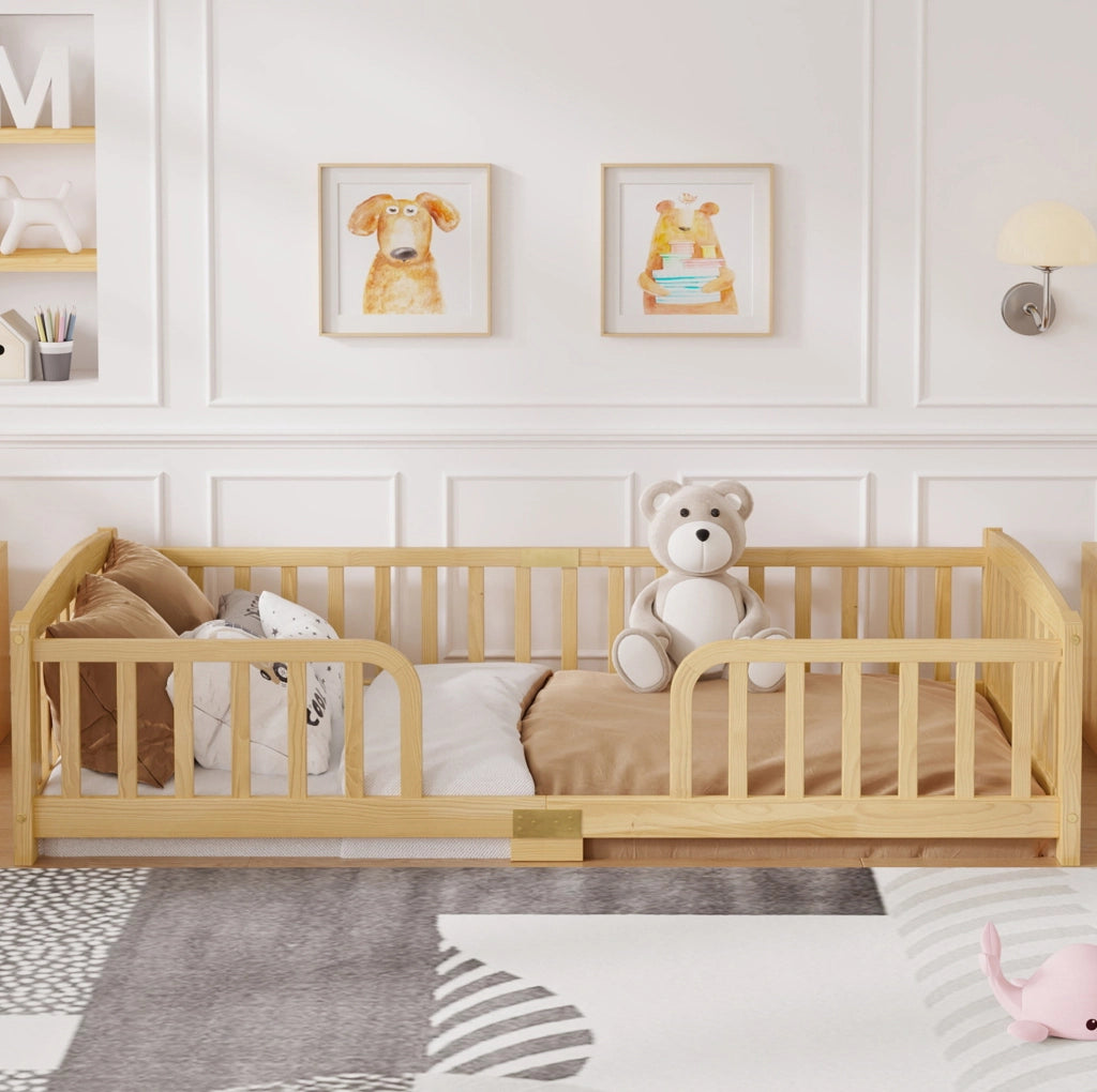 Letto a pavimento 90x200 cm per bambini con sponde di sicurezza in legno naturale