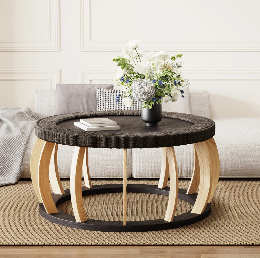 Tavolino rotondo in legno con design leggero e struttura stabile