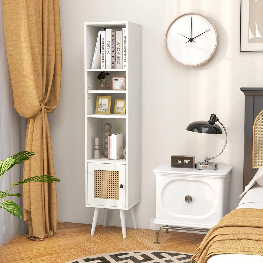 Libreria Scaffale con Anta in Rattan Naturale, Scaffale Legno in Stile Boho con 3 Ripiani Regolabili in 12 Posizioni, per Soggiorno Cucina e Camera da Letto, 29,5 x 29,5 x 137 cm (Bianco)