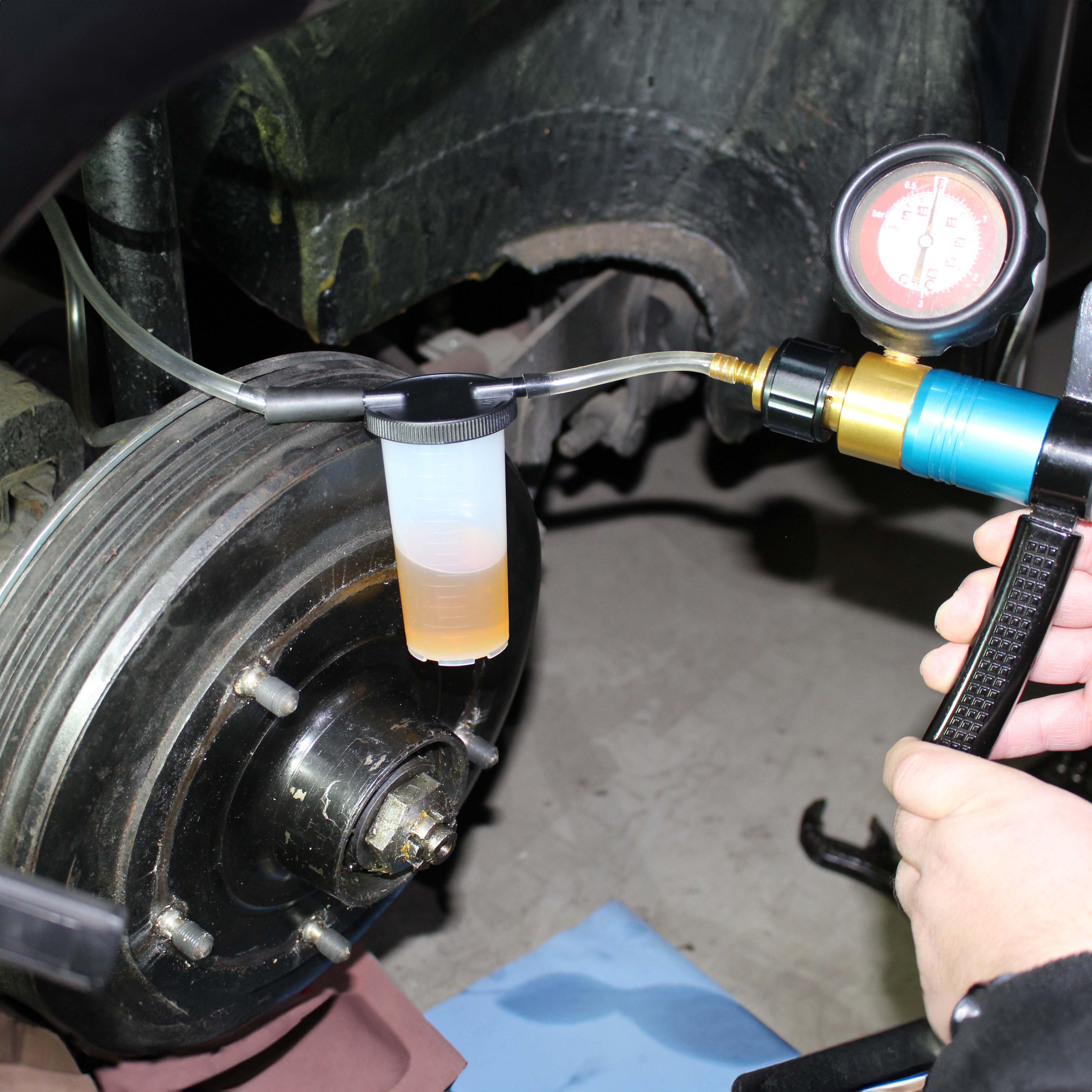 Set di pompe a vuoto e a pressione per lo spurgo manuale dei freni