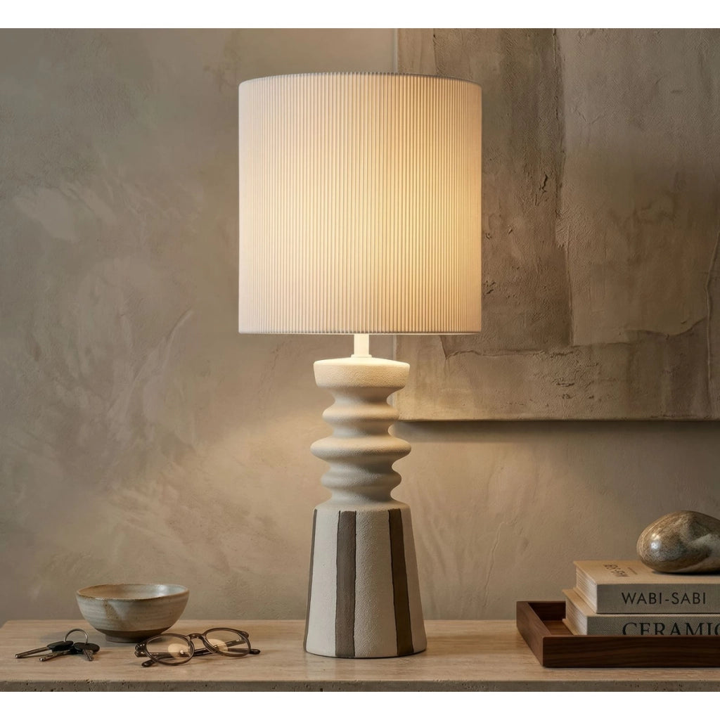 Lampada da tavolo Tribal in ceramica bianca e oro