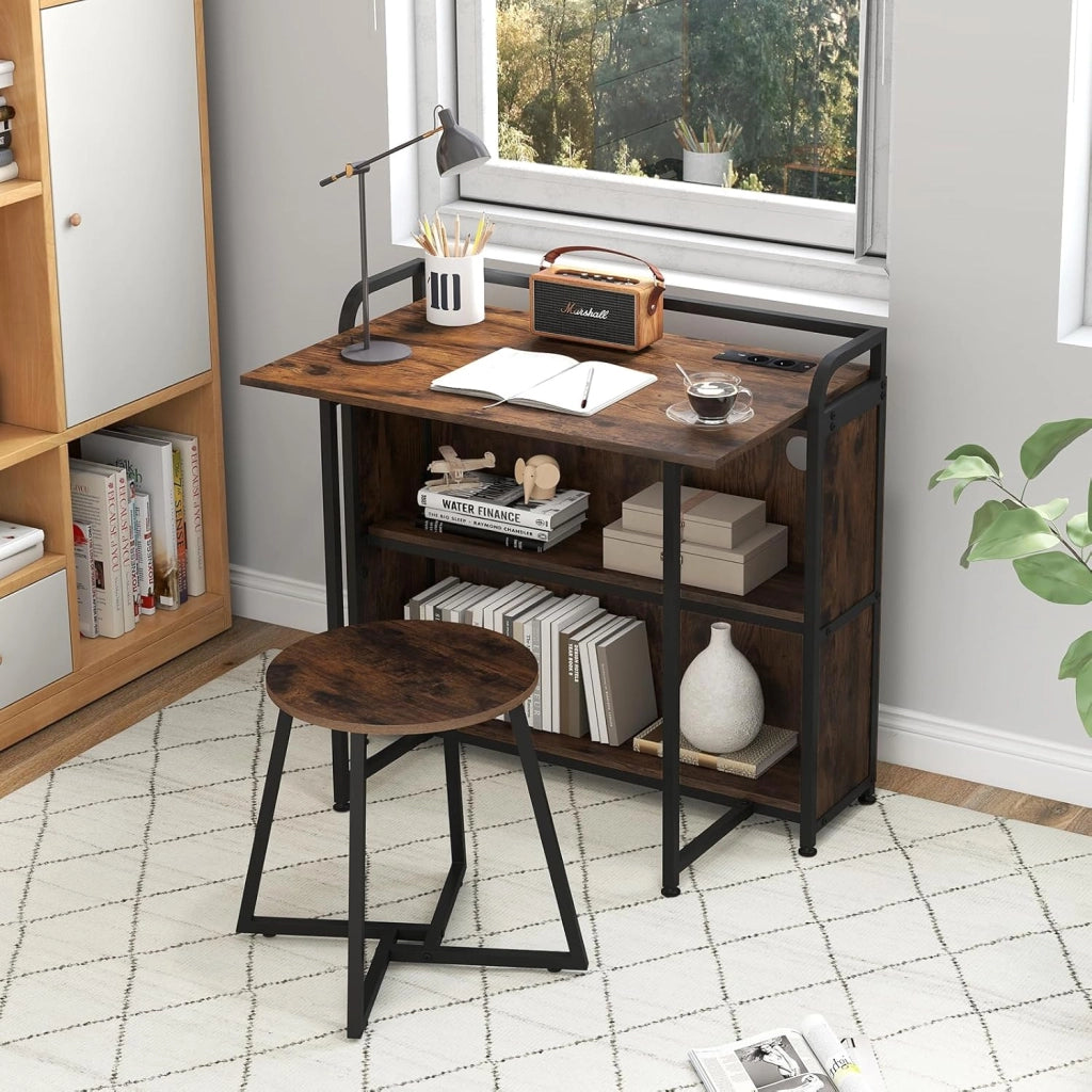Scrivania per Computer con Piano Pieghevole e Stazione di Ricarica, 2 Ripiani Portaoggetti e Sgabello Rotondo, 90 x 55 cm, Ideale per Studio, Camera da Letto e Sala da Pranzo