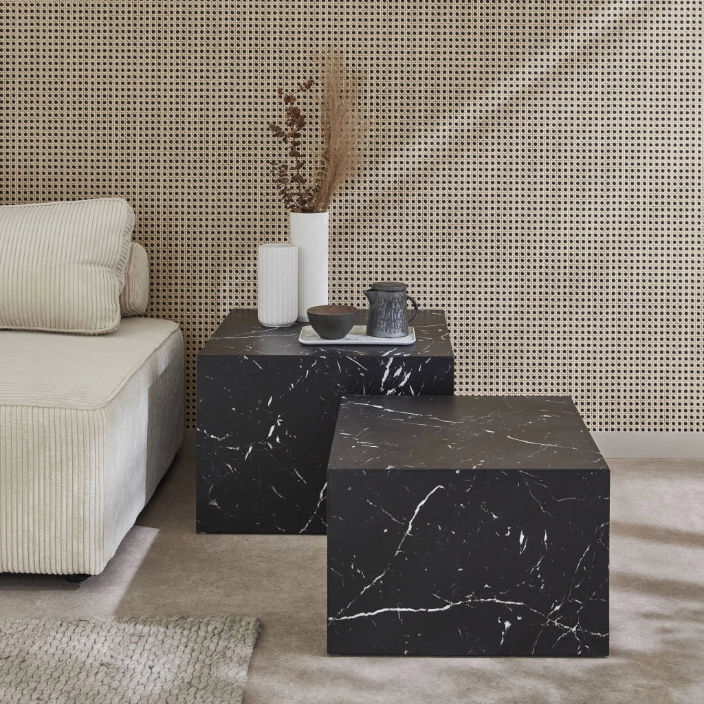 Set di 2 tavolini quadrati con effetto marmo, nero
