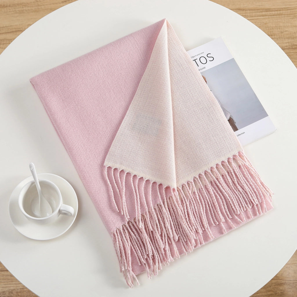 Elegante e semplice sciarpa calda in cashmere a tinta unita, ideale per gli spostamenti quotidiani.