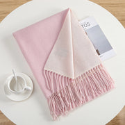 Elegante e semplice sciarpa calda in cashmere a tinta unita, ideale per gli spostamenti quotidiani.