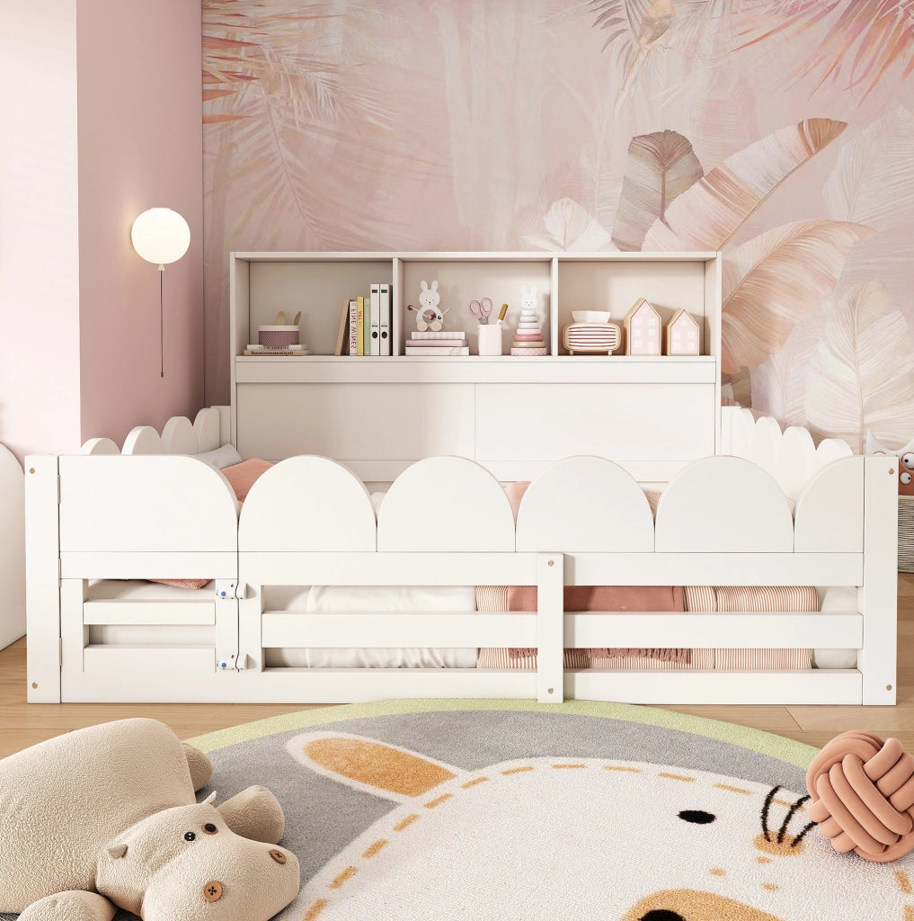 Letto a pavimento per bambini 140x190 cm bianco con barriera, porta e scaffale
