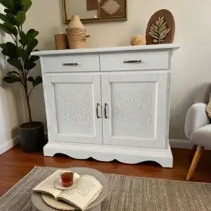 Credenza madia Alberta in legno 2 ante con rilievo bianco opaco con zocolo sagomato