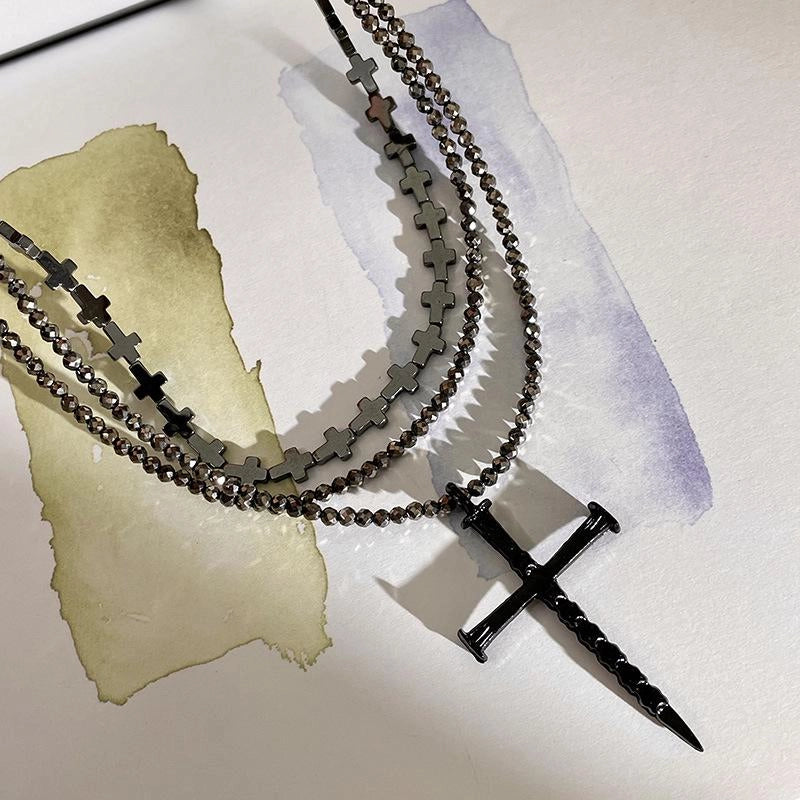 Collana con croce nera multistrato fatta a mano, regalo di Natale o compleanno.