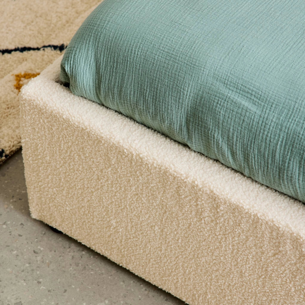 Struttura letto con contenitore e rete a doghe, imbottita bouclé