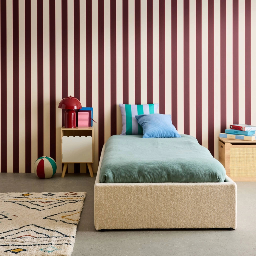 Struttura letto con contenitore e rete a doghe, imbottita bouclé