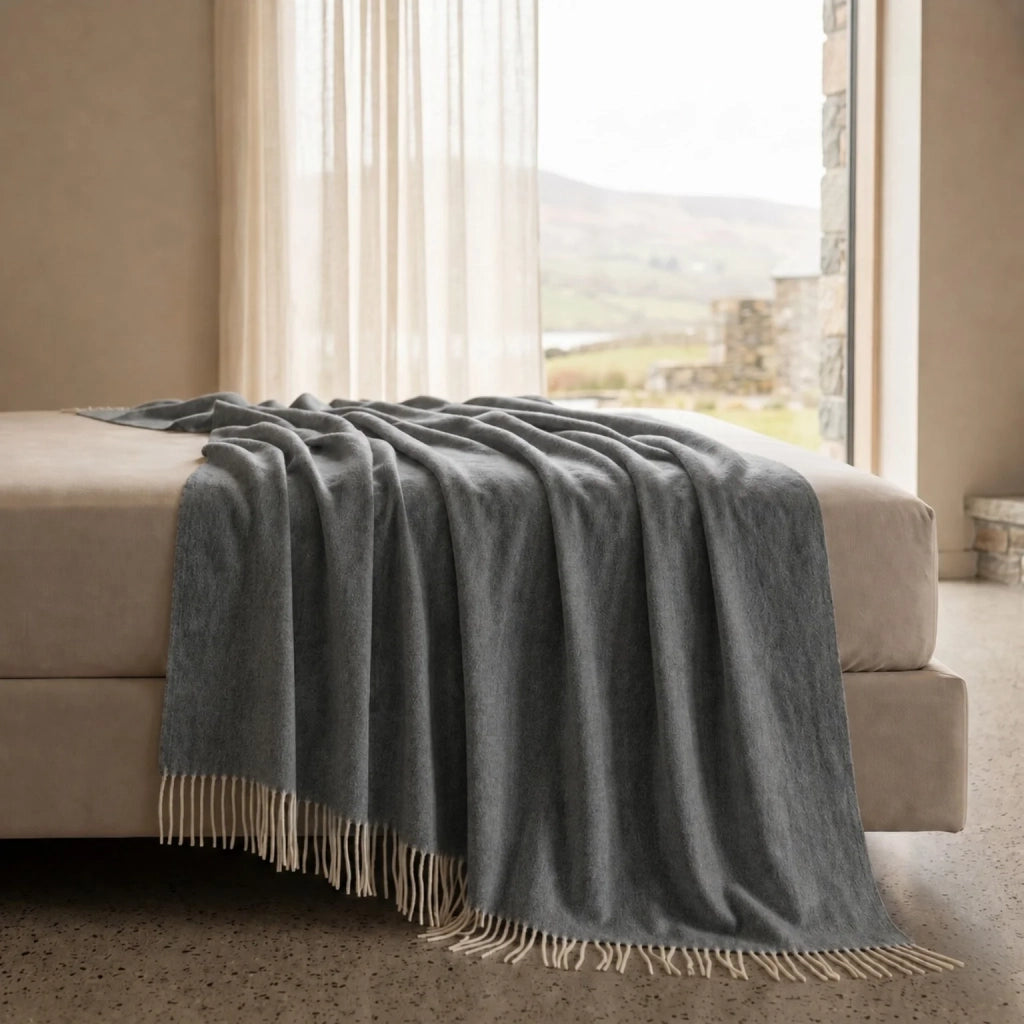 Plaid Living 130x170 cm in Cotone Blend | Coperta Leggera 250 gr/mq per Divano e Letto | Design Elegante e Tessuto Morbido | Grigio Scuro