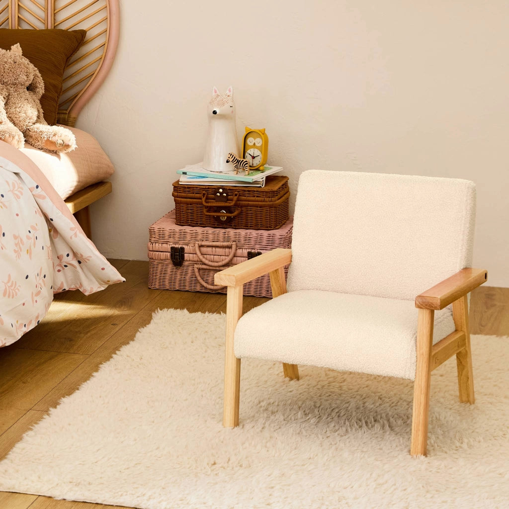 Poltrona scandinava per bambini in legno di hevea e tessuto bouclé,