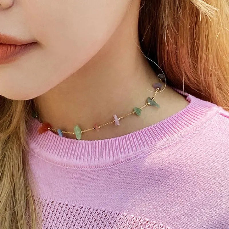 Collana fatta a mano con pietre naturali colorate e cristalli
