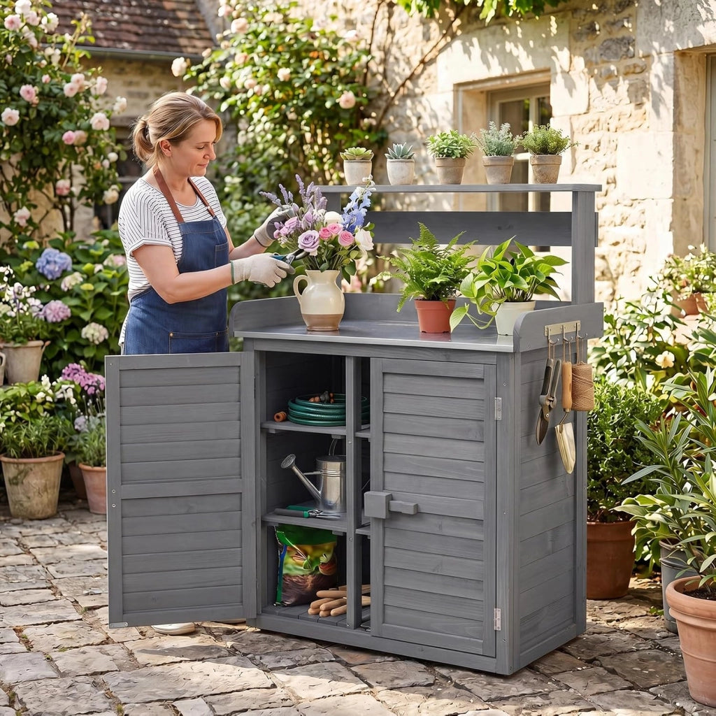 Armadietto da Esterno in Legno a 2 Livelli (Grigio) | con Piano in Metallo Zincato, 3 Ganci Appendiabiti, Ripiani Rimovibili e Ante a Doghe, da Giardino, Balcone e Cortile
