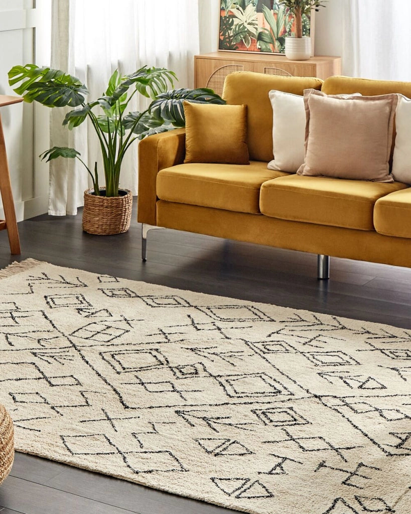 Tappeto in cotone beige con motivo geometrico e nappe 160 x 230 cm camera da letto soggiorno