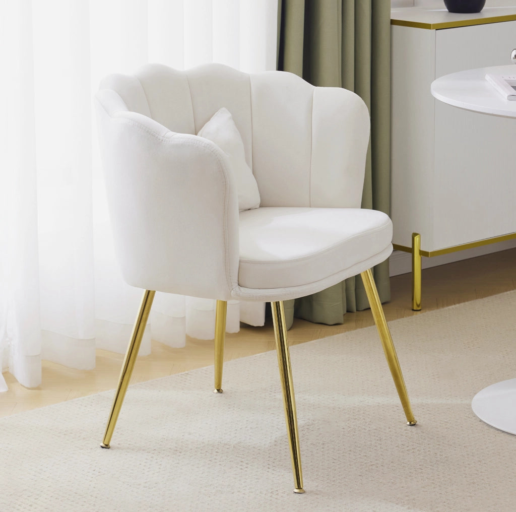 Poltrona moderna in velluto beige con schienale a petalo e cuscino; gambe in metallo dorato