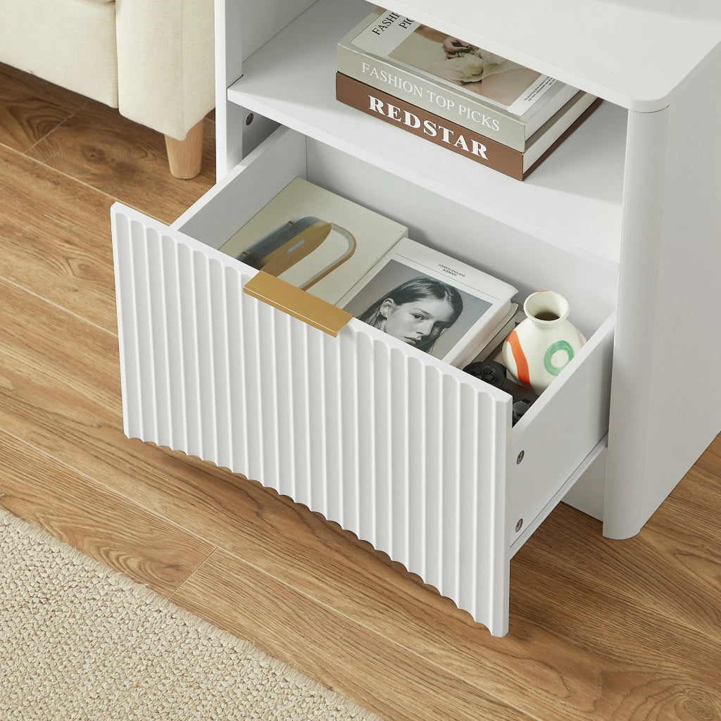 Comodino con 1 cassetto, vano aperto e maniglia dorata, per camera da letto e soggiorno, bianco 58 × 38 × 60 cm
