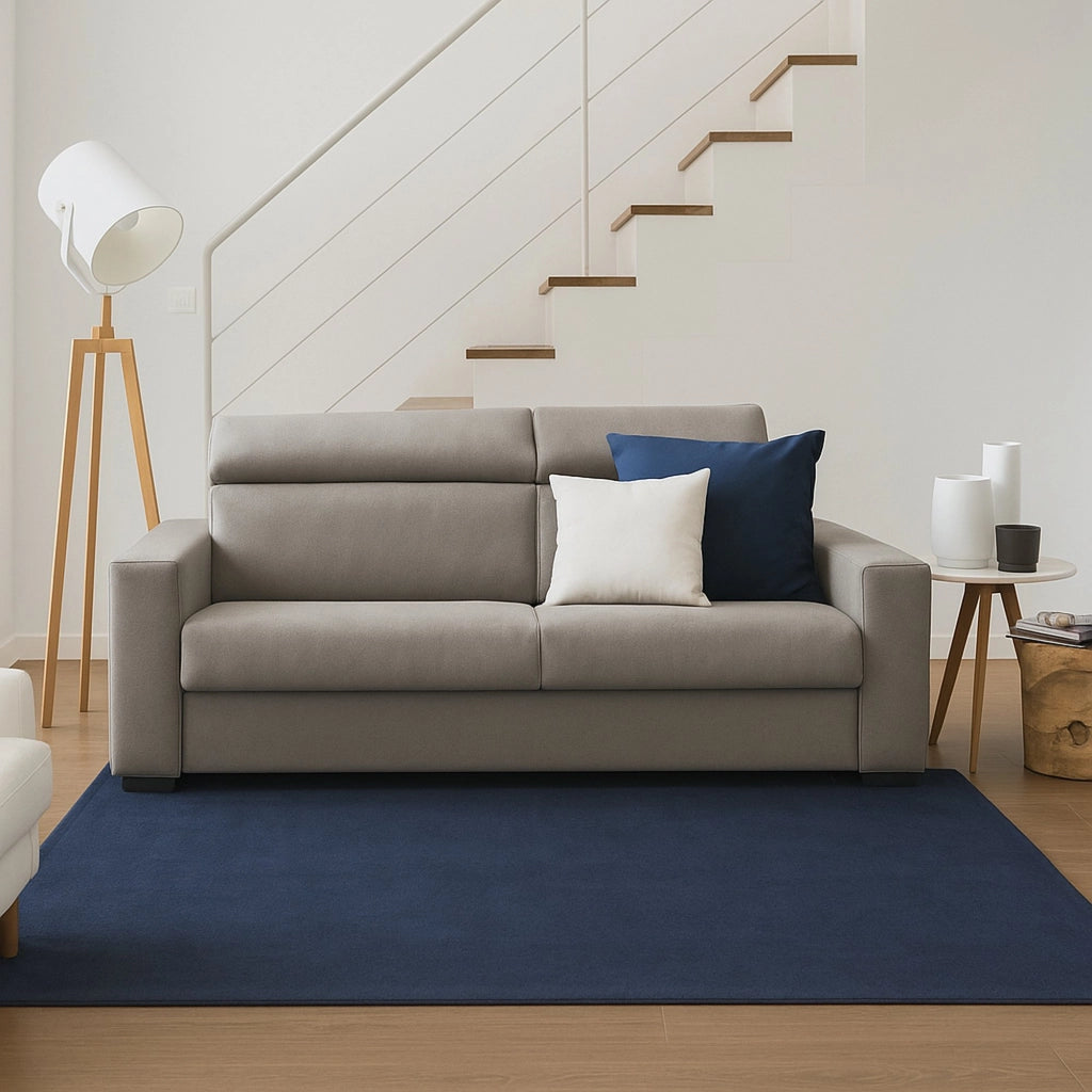 Divano fisso Aggius, Divano a 2 posti Large, Made in Italy, SofÒ  Soggiorno, in tessuto imbottito, con poggiatesta regolabili e Braccioli slim, cm 200x95h85, Tortora