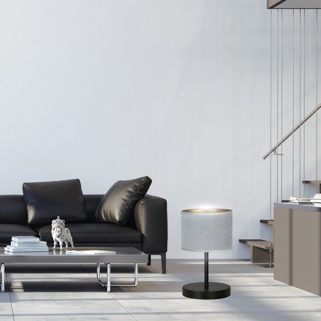 Lampada da tavolo Hilde in acciaio nero e tessuto grigio