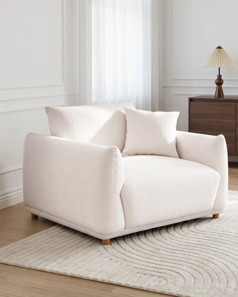 Poltrona da salotto con schienale in tessuto e gambe in legno bianco sporco stile moderno