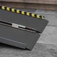 Rampa per Sedia a Rotelle Pieghevole in Alluminio con Deflettori e Adesivi, 122x73.6x5.1 cm, Nero