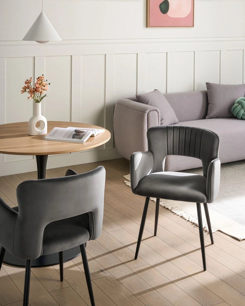 Set di 2 sedie da pranzo velluto grigio scuro braccioli schienale intagliato gambe in metallo moderna industriale