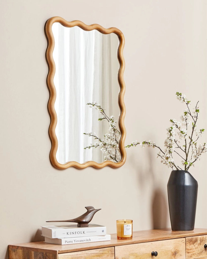 Specchio da parete in legno chiaro con cornice di pino e vetro 50 x 72 cm, pezzo decorativo irregolare montato a parete, stile moderno