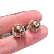 Orecchini ad ago in argento S925 con zirconi e perle marroni.