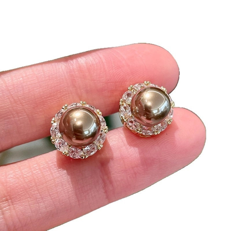 Orecchini ad ago in argento S925 con zirconi e perle marroni.