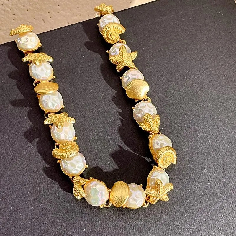 Collana fatta a mano con conchiglie, stelle marine e perle: gioielli dal mare