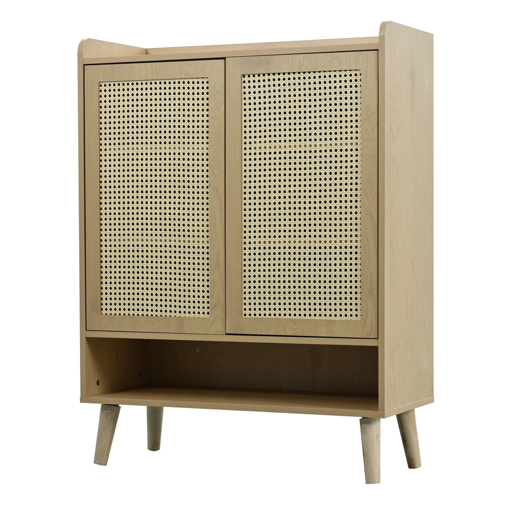 Mobile porta scarpe in rovere chiaro con 2 ante e ripiani interni, struttura in truciolare e gambe in massello, 80x105x35 cm